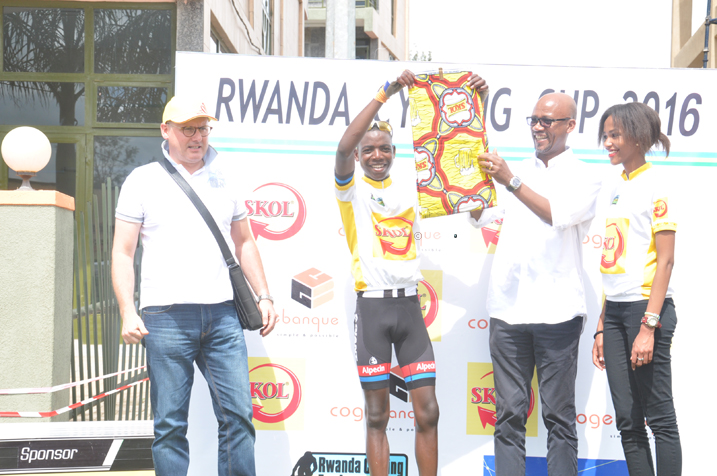 Manizabayo Eric wabaye uwa mbere mu batarengeje imyaka 18, aha yahembwe na Skol