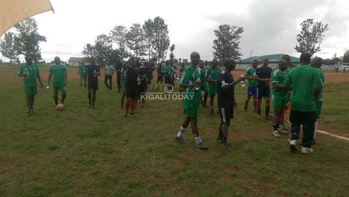 Nyuma y'umukino basomye ku mazi 