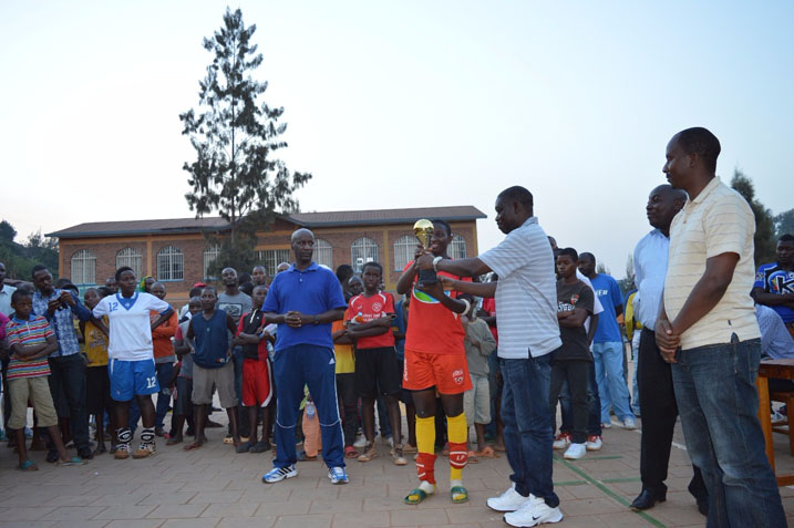 ES Mukingi nayo yegukanye igikombe mu bakobwa