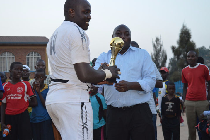 Kapiteni wa APR Hc ahabwa igikombe na Perezida wa FERWAHAND,UTABARUTSE Theogene