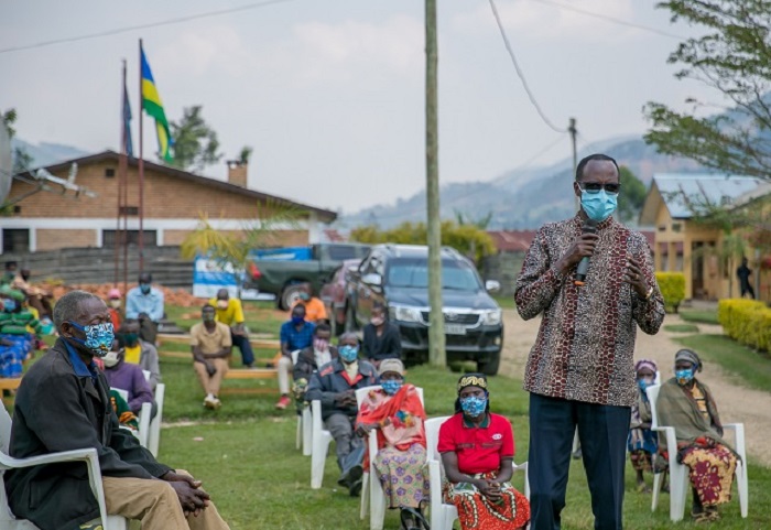 Guverineri Munyantwari yasabye abaturage kugira uruhare mu gucunga umutekano wabo muri ako gace batuyemo