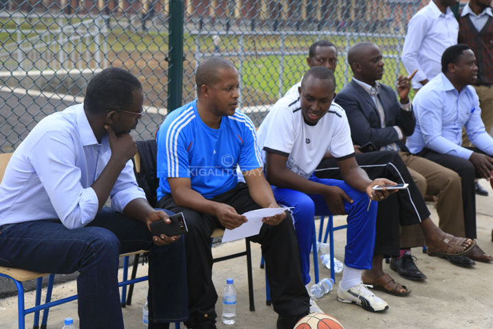 Gasana Jerome uyobora WDA (wambaye umupira w'ubururu), na we yakurikiranye iyi myitozo