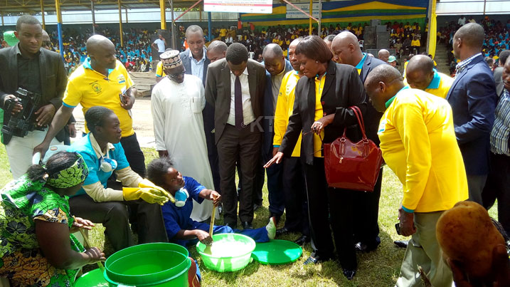 Aha abafite ubumuga berekanaga uko bakora amasabune.