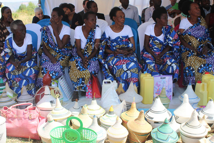 Abo babyeyi banahawe n'ubundi bufasha n'abanyamuryango ba AVEGA.