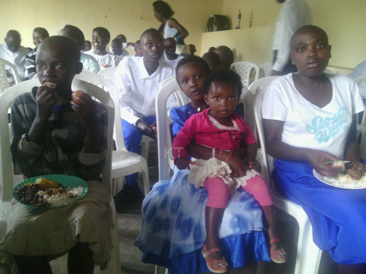 Aba bana babatijwe banakorerwa ubusabane bwa Noheri bishimira kongera kubona ababyeyi n