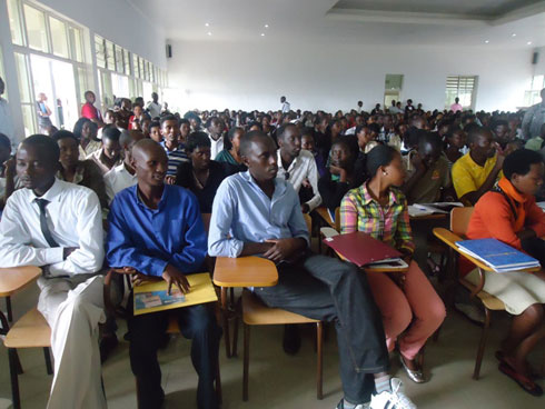 Aba banyeshuri bavuze ko bagiye kugira "Ndi Umunyarwanda" iyabo.