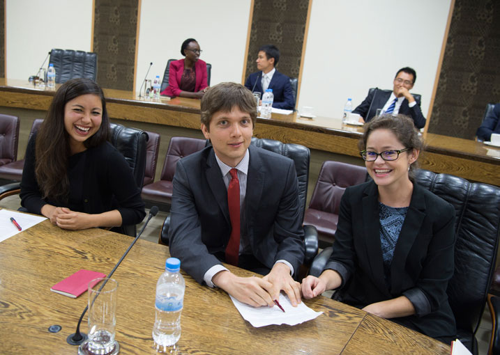 Aba banyeshuri bavuze ko bishimiye kuganira na Perezida Kagame.