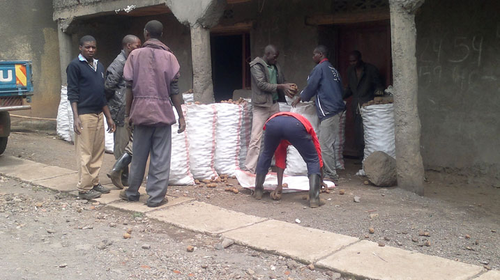 Aba bari gupakira mu mifuka imbuto y