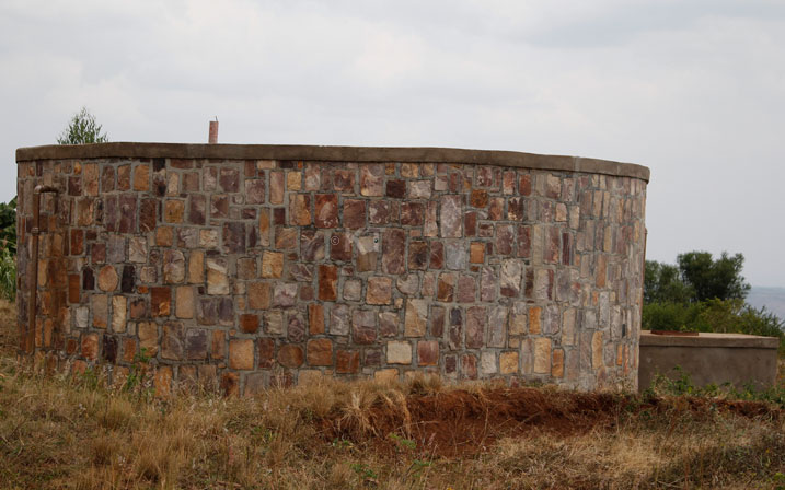 Bari begerejwe umuyoboro w'amazi ariko ngo hashize imyaka irenga ine batayabona.