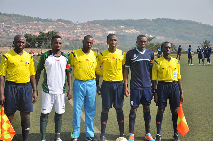 Ba kapiteni n'abasifuzi bafata ifoto mbere y'umukino.