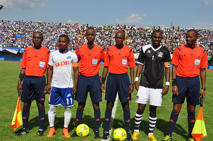 Ba kapiteni n'abasifuzi bafata ifoto mbere y'umukino.