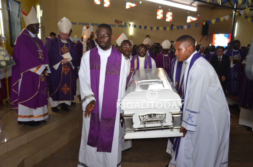 Yaherekejwe n'Abapadiri bari batwaye Isanduku ye