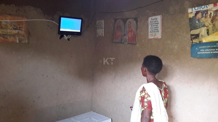 Uyu mubyeyi arimo gucana televiziyo abonye bwa mbere. Ngo nta rungu bazongera kugira.