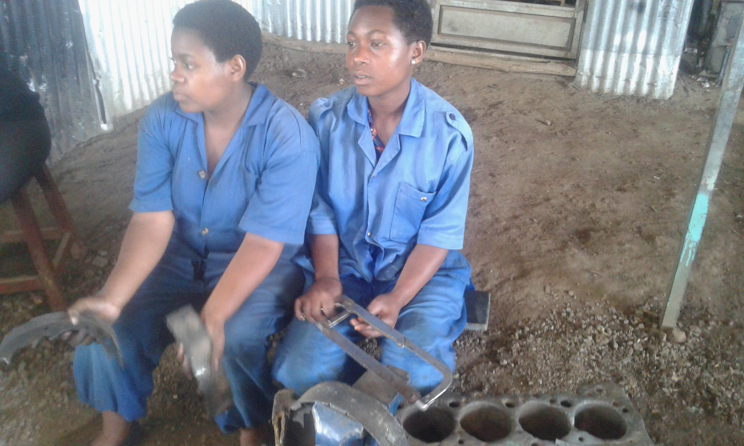 Aba bakobwa ngo barashaka gutera ikirenge mu cye