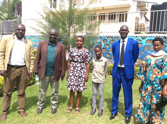 Aba bana bombi bigaga mu ishuri rya Wisdom School