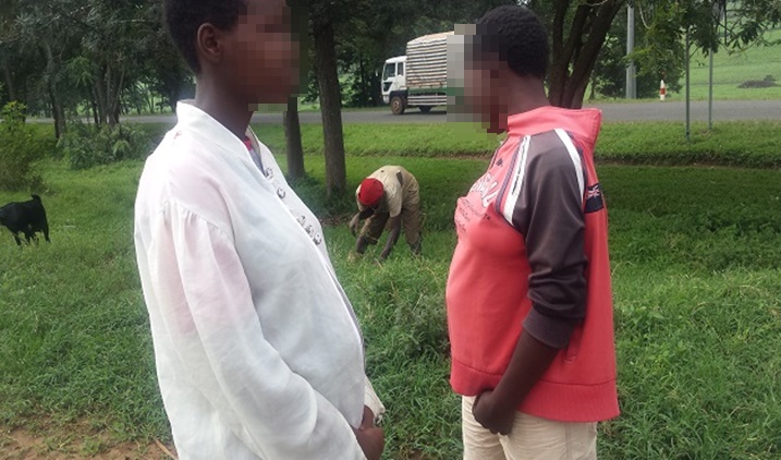 Aba bana uhereye ibumoso afite imyaka 16 undi 15, buri wese afite inda y