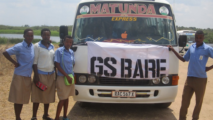 Aba bayeshuri bari bishimiye gusura parike.