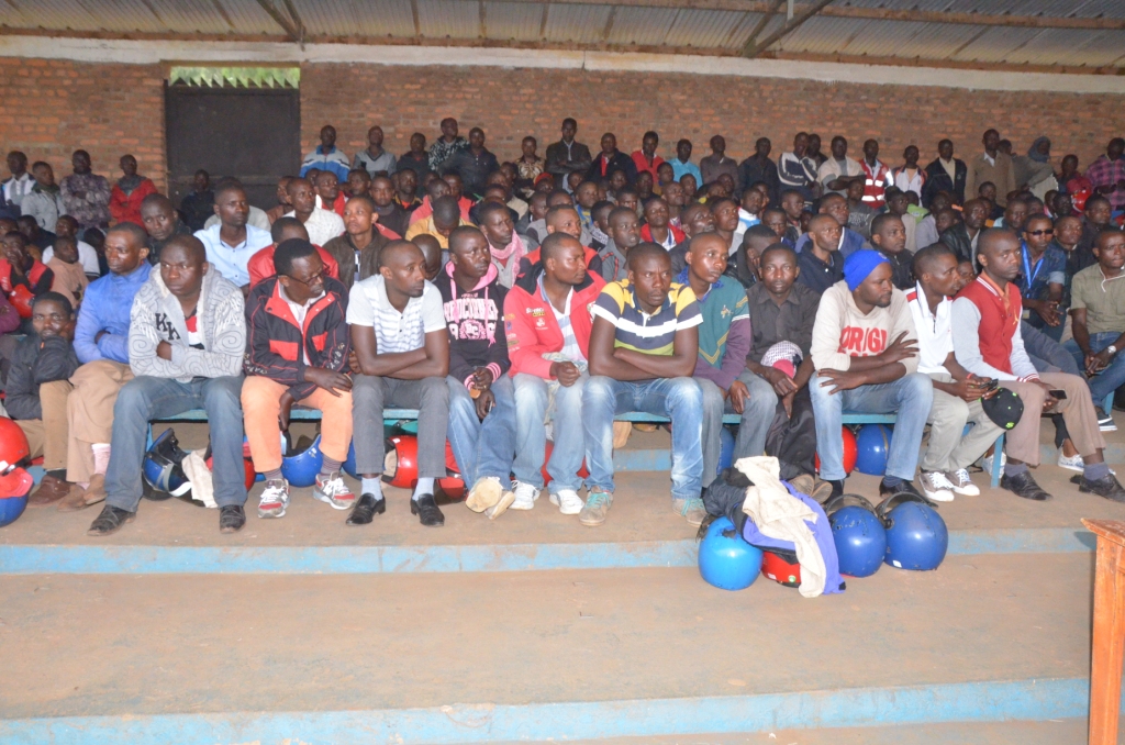 Aba motari barishimira ko bagiye guca ukubiri n'amafaranga bahoraga bacibwa bazira kutagira kiriya cyangombwa