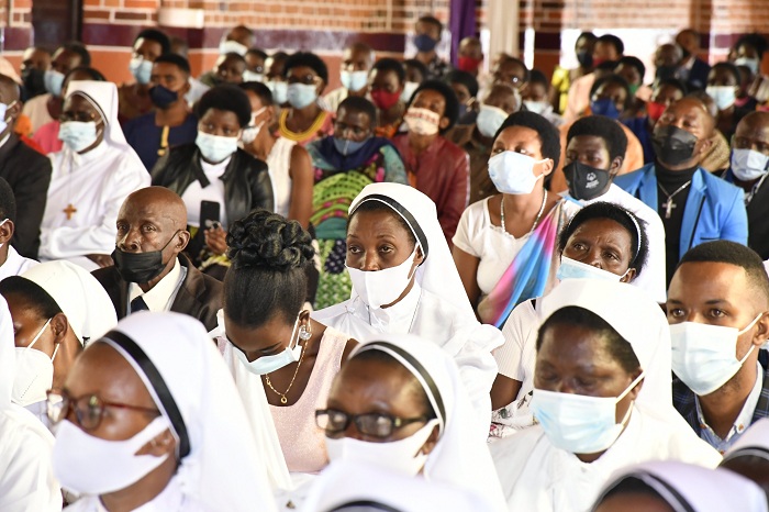 Bamwe mu bari mu muhango wo kwakira Ababikira bakoze amasezerano mashya, n'abakoze amasezerano ya burundu