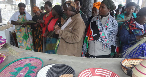 Uretse kuba hari amafaranga ava mu bukerarugendo ashyirwa mu baturage, abaturiye pariki bakora ubukorikori ba mukerarugendo bakabagurira.