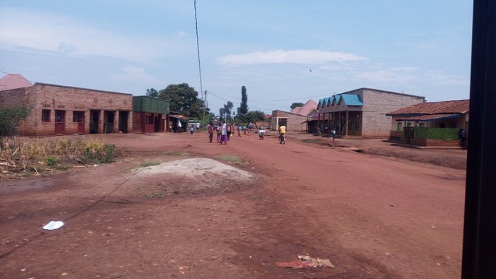 Abaturiye iki gice cyo mu Murenge wa Mukura bamwe babujijwe kubaka ngo kuko ari mu mbago z'ikibuga cy'indege, abandi babibuzwa n'uko ibyangombwa by'ubutaka byabo biriho imimaro ibiri