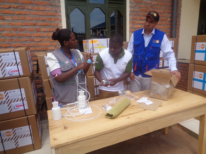 Ababyaza bo mu nkambi ya Mahama bishimiye ibikoresho bishya bahawe.