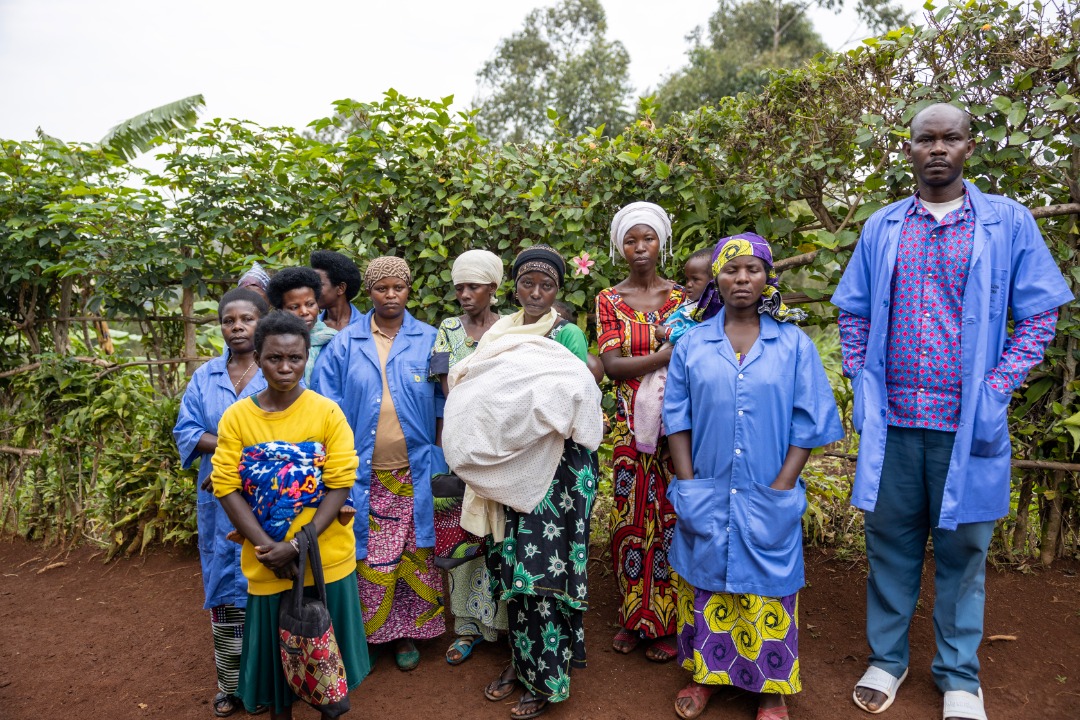 Abagore bafite abana bari mu mirire mibi bahurira hamwe bakigishwa guteka