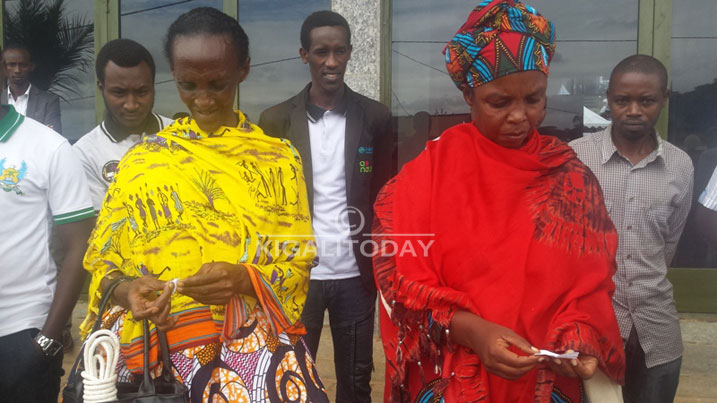 Aba babyeyi bamaze guhabwa Inka bashimiye Perezida Kagame watoje Abanyarwanda urukundo rwo koroza n