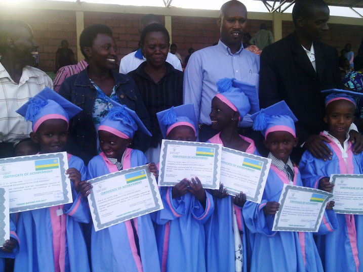 Bamwe mu bana barangije amashuri y