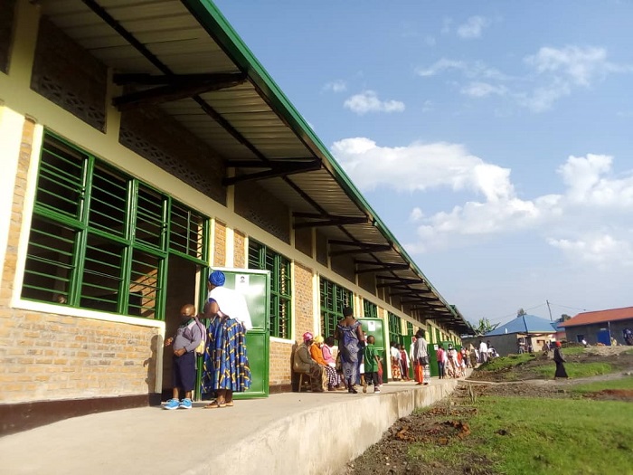 Hari ababyeyi baherekeje abana babo baje gutangira ishuri, ngo bafite intego yo kubaba hafi bakurikirana imyigire n'uko abana bubahiriza kwirinda Covid-19