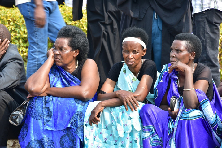 Ababyeyi baherekeje abana bari bategereje kwinjira