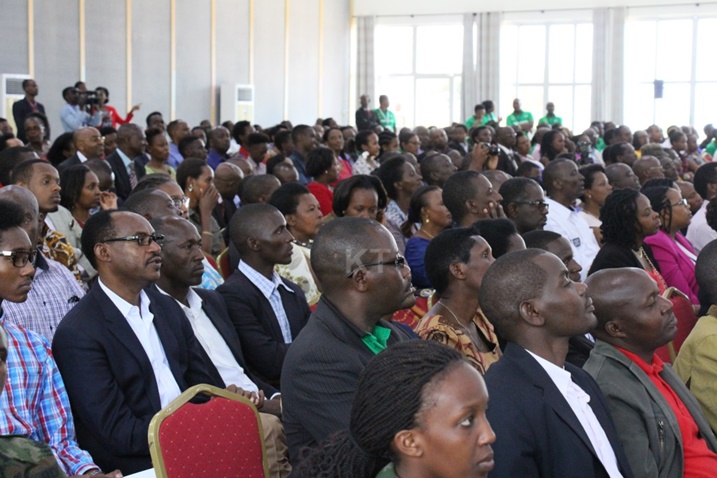 Ababyeyi baje gushyigikira abana babo.