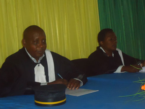 Abacamanza bakiriye indahiro.