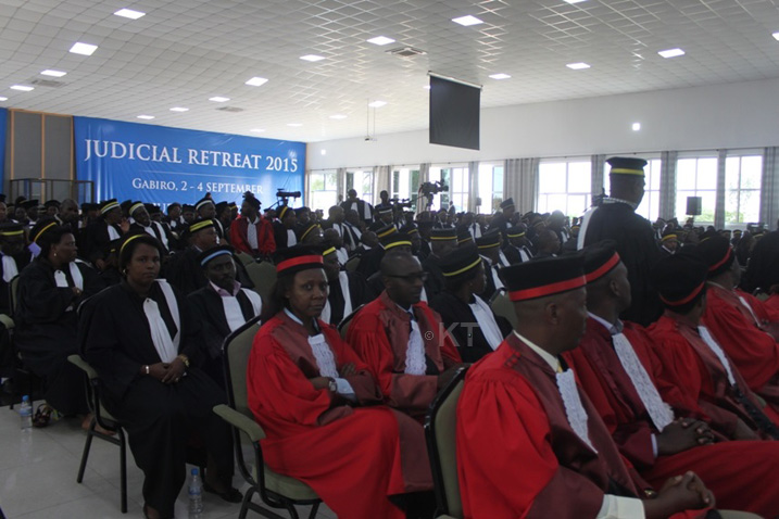 Abacamanza n'abanditsi b'inkiko bari babukereye mu myambaro yabo y'akazi