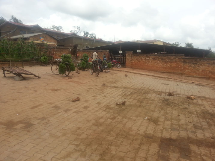 Abacururiza hasi binubiraga gucuruza banyagirwa kandi batanga imisoro ingana n