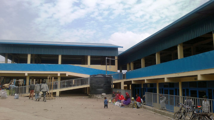 Abacururiza muri iri soko rya Nyagahinga basaba kwegerezwa banki.