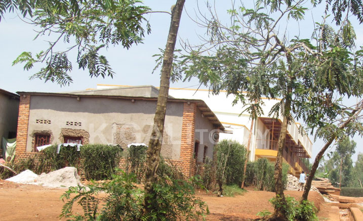 Abacururiza muri izi nzu zegeranye n'agakiriro ngo bari mu gihombo kuko batabona abaguzi mu gihe agakiriro kataratangira gukora.