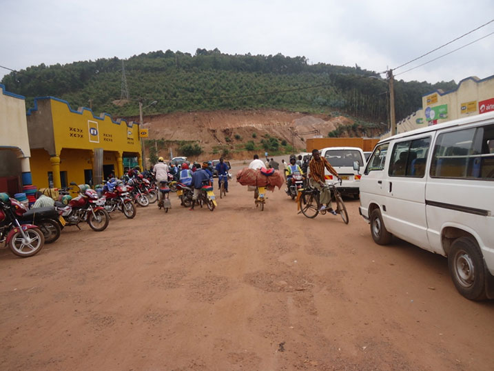 Abacururiza muri santere ya Rukomo bemeza ko ubucuruzi bwabo bwateye imbere kubera umuriro w'amashanyarazi.