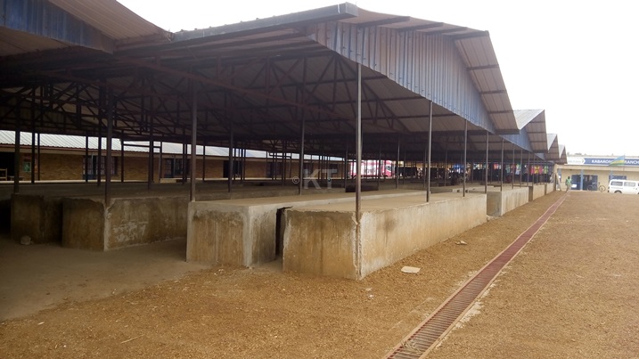 Abacururiza muri iri soko barasaba ko bahabwa uburenganzira bakarikomerezamo ubucuruzi bwa bo kuko aho bimukiye batabona abaguzi.