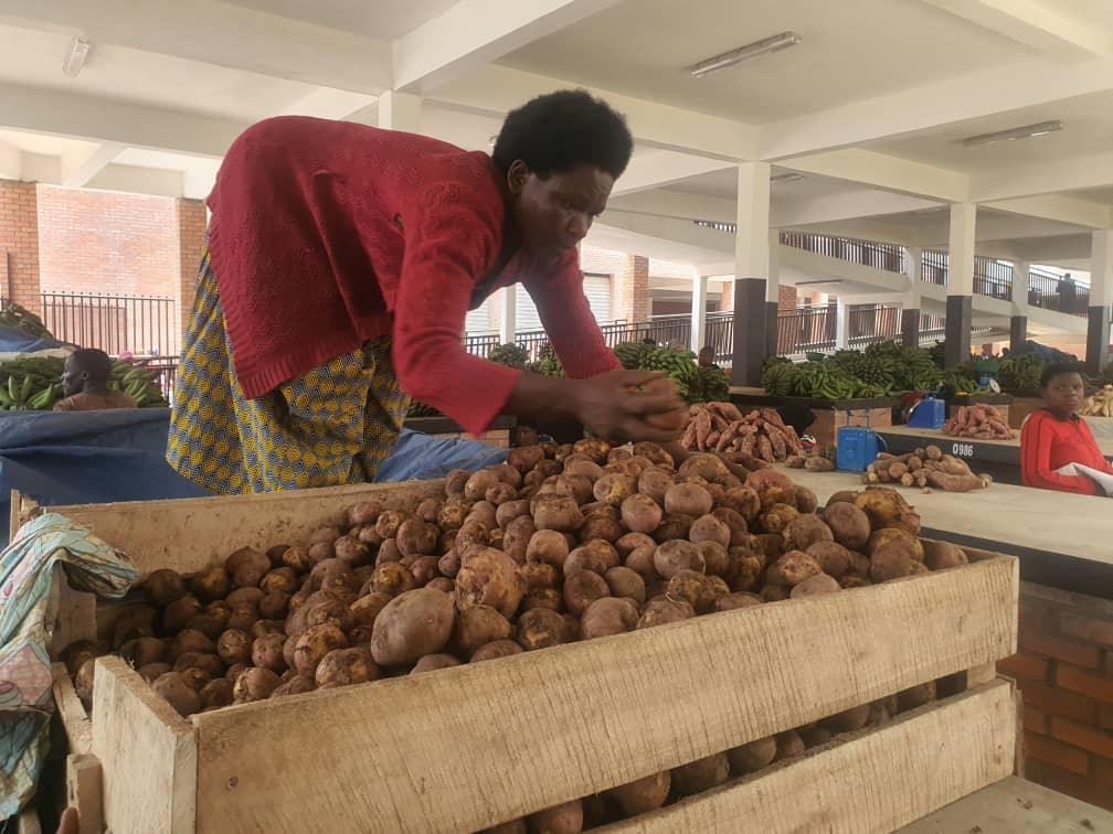 Abacuruza ibirayi nabo baremeza ko bari guhomba kubera izamuka ryabyo