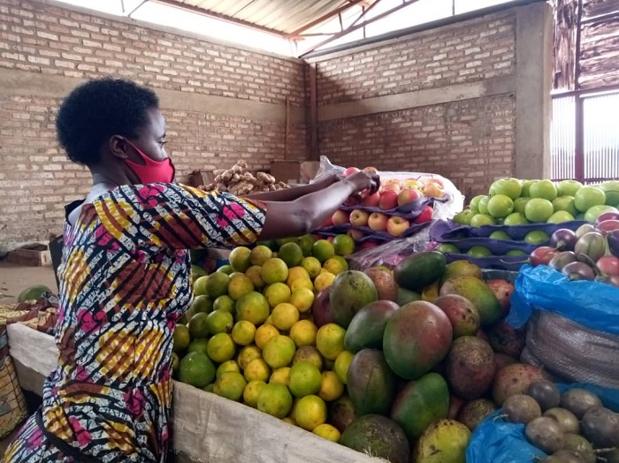 Chantal Mukasine yaretse ubuzinguzayi none gucururiza mu isoko byatumye asigaye abasha gutunga abe