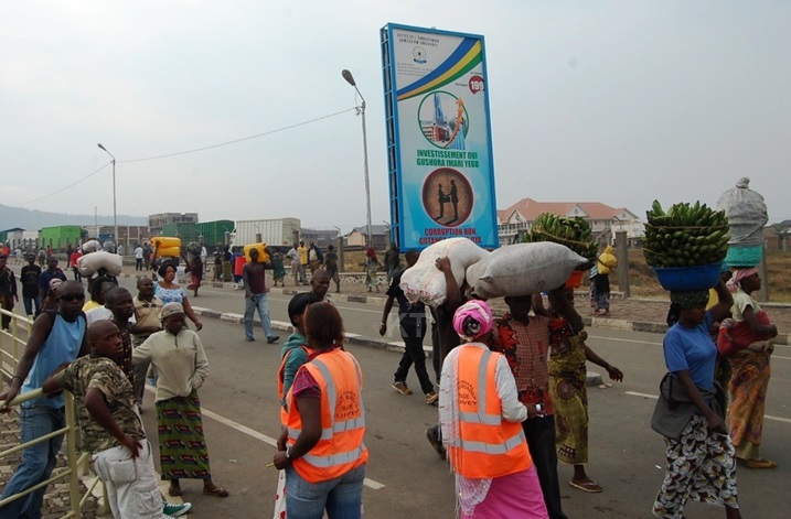 Abacuruzi binjiza ibicuruzwa mu Rwanda binubira kutamenyeshwa amakuru y