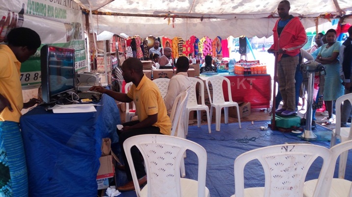 Abacuruzi biteguye ko imurikagurisha rizabasigira amafaranga atubutse.