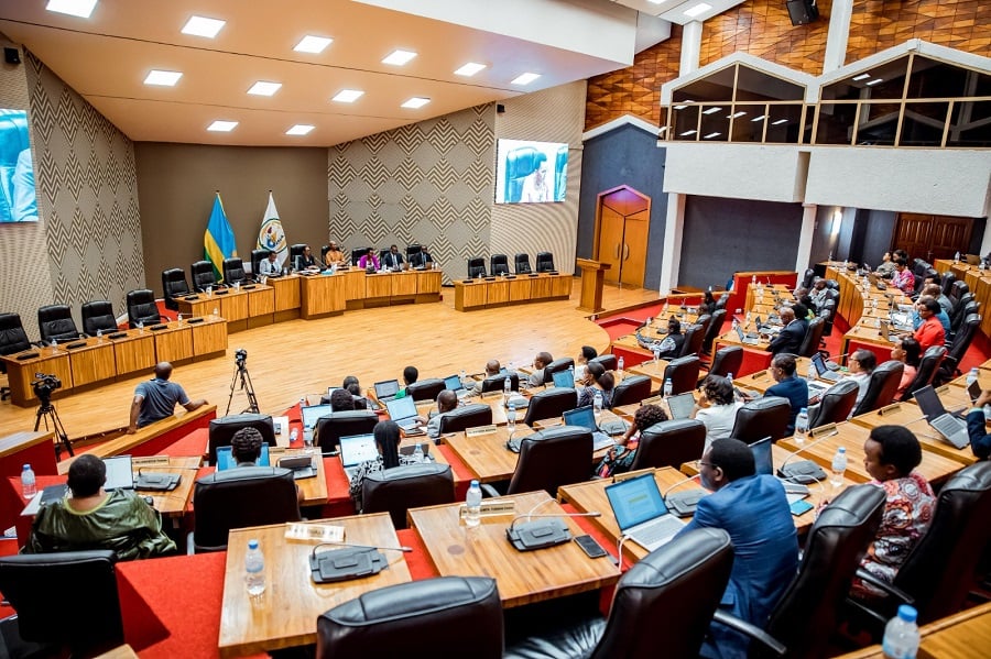 Abadepite bahisemogusaba MINEDUC gukemura ikibazo cy'ikoranabuhanga rya UR