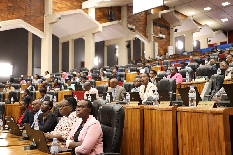 Abadepite bakurikiye hamwe ibyakusanyijwe byavuye mu ngendo baherutsemo hirya no hino mu gihugu