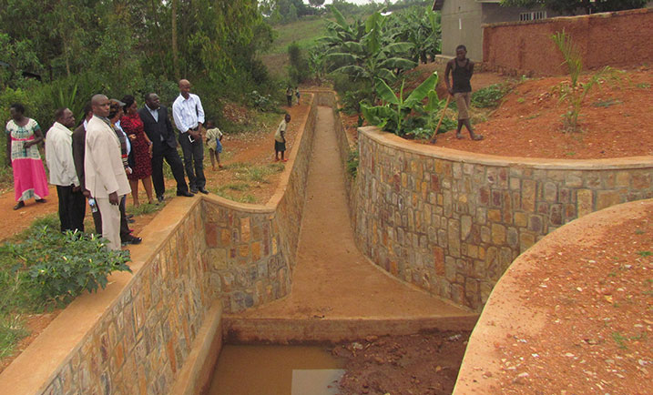 Uyu muyoboro uri mu mujyi wa Kayonza ni kimwe mu bikorwa by'umushinga Lake Victoria Water Supply and Sanitation.