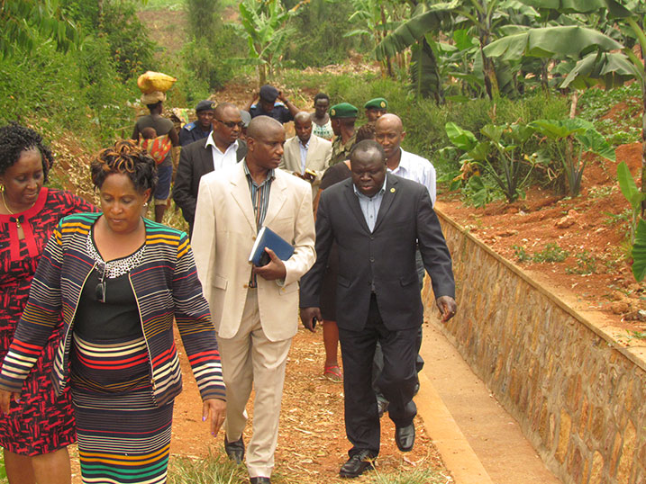 Abadepite ba EALA batambagira umuyoboro w'amazi wubatswe mu Mujyi wa Kayonza.