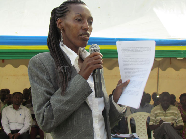 Depite, Annoncee Manirarora asobanurira abaturage impinduka zabaye mu Itegeko Nshinga.