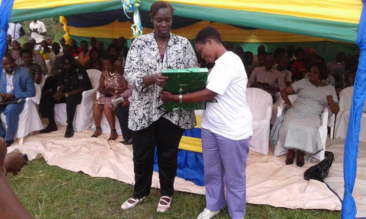 Abaturage banahaye impano abadepite.