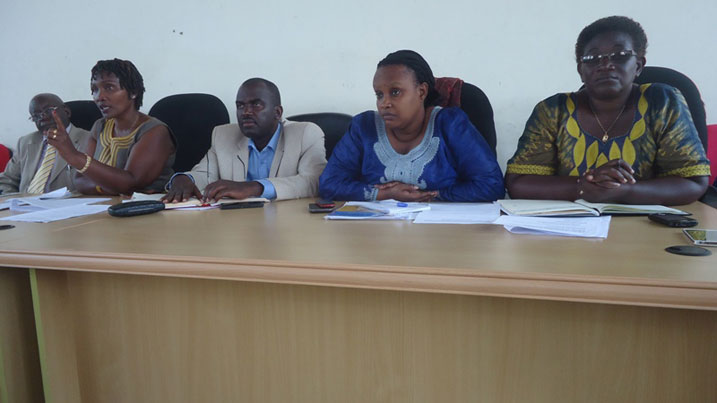 Abadepite bagize komisiyo y'imibereho myiza n'ubuzima bw'imyororokere basuye akarere ka Nyagatare. Hagati ni umuyobozi w'akarere.